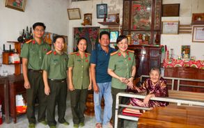 Thăm, tặng quà Mẹ Việt Nam anh hùng