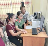Phụ nữ Công an xã Tân Uyên đồng hành, hỗ trợ phụ nữ ở các thôn, bản đăng ký hồ sơ, ôn luyện thi sát hạch giấy phép lái xe