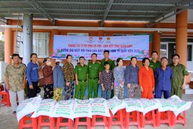 An Giang: Trao gần 2,9 tấn gạo hỗ trợ người dân có hoàn cảnh khó khăn