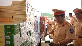 Trạm Cảnh sát giao thông Công an thành phố Huế phát hiện phương tiện vận chuyển hơn 27.000 bao thuốc lá nhập lậu