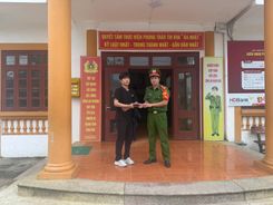 Công an phường Sa Pa, tỉnh Lào Cai liên tiếp xác minh, trao trả tài sản cho 02 du khách nước ngoài