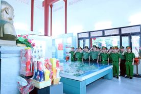 Công an tỉnh Ninh Bình tổ chức hoạt động về nguồn, tham quan địa chỉ đỏ tại Khu Di tích Lịch sử cách mạng K20