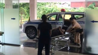 Lào Cai: Cảnh sát giao thông kịp thời đưa người phụ nữ thương nặng đến bệnh viện cấp cứu