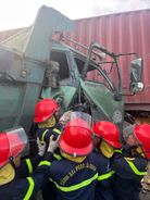 Khẩn trương giải cứu nạn nhân mắc kẹt trong cabin sau tai nạn giao thông