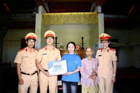 Cảnh sát giao thông Công an thành phố Huế tiếp sức nữ sinh viên mồ côi đến giảng đường