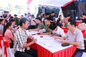 Trường Văn hóa Công an nhân dân VI làm thủ tục nhập học cho học sinh