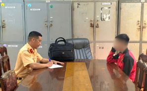 Xử lý người điều khiển mô tô "bốc đầu", "làm xiếc" trên đường