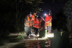 Nghệ An: Công an xã Tam Thái kịp thời hỗ trợ đưa người dân đi cấp cứu trong đêm lũ