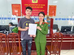 Nhiều thanh niên xã Hợp Tiến (TP Hải Phòng) viết đơn tình nguyện nhập ngũ Công an nhân dân