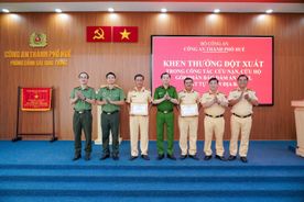 Công an thành phố Huế kịp thời khen thưởng 02 cán bộ Cảnh sát giao thông hỗ trợ người dân bị đột quỵ
