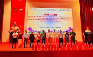 Hải Phòng: Công an phường Hưng Đạo đẩy mạnh tuyên truyền phòng cháy chữa cháy, tặng bình chữa cháy cho hộ khó khăn