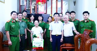 Thăm, tặng quà Mẹ Việt Nam Anh hùng tại Ninh Bình