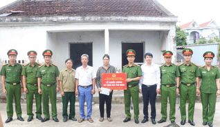 Các đơn vị Công an Hải Phòng: Trao kinh phí hỗ trợ xây, sửa nhà tình nghĩa tặng gia đình chính sách