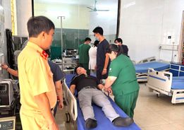 Cảnh sát giao thông đường thủy Lào Cai kịp thời hỗ trợ người đàn ông gặp vấn đề sức khỏe trên Quốc lộ 2D