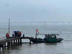 Công an xã Cẩm Trung, tỉnh Hà Tĩnh phối hợp tìm kiếm cứu nạn, cứu hộ vụ chìm tàu cá trên biển