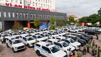 Quảng Trị: Bàn giao 36 xe ô tô phục vụ công tác, chiến đấu cho lực lượng Công an xã