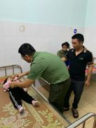 Công an xã băng rừng, vượt bão đưa bé gái đi cấp cứu