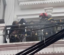 Kịp thời cứu 3 người mắc kẹt trong vụ cháy nhà dân