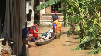 Hỗ trợ người dân đi cấp cứu kịp thời trong mưa lũ