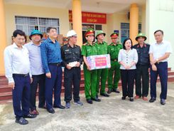 Thăm hỏi, động viên lực lượng Công an tỉnh Đắk Lắk đang hỗ trợ khắc phục hậu quả cơn bão số 13