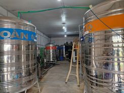 Công an Đắk Lắk cung cấp nước sạch cho các bệnh viện trong vũng lũ