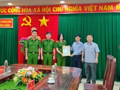 Trao 650 triệu đồng, 80 tấn gạo, 3.000 thùng mì tôm đến Nhân dân vùng lũ Đắk Lắk