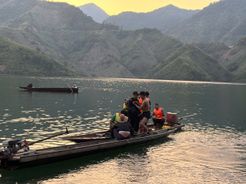 Lực lượng Công an tỉnh Sơn La cứu hộ thành công xe ô tô tải gặp nạn tại khu vực lòng hồ thủy điện Sơn La