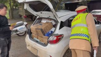 Phát hiện xe ô tô vận chuyển hơn 16.000 sản phẩm hàng hóa không rõ nguồn gốc