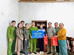 Thái Nguyên: Công an xã Cẩm Giàng nhận đỡ đầu 01 cháu học sinh có hoàn cảnh khó khăn trên địa bàn