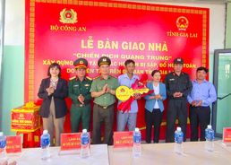 Công an tỉnh Gia Lai: Bàn giao 2 căn nhà đầu tiên trong “Chiến dịch Quang Trung” 