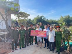 Lan tỏa nghĩa tình, chung sức đồng lòng xây dựng nhà cho bà con sau mưa, lũ