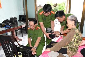 Công an tỉnh Vĩnh Long đến tận nhà làm Căn cước cho Mẹ Việt Nam anh hùng