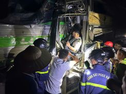 Phối hợp cứu nạn thành công 2 nạn nhân bị mắc kẹt sau tai nạn giao thông 