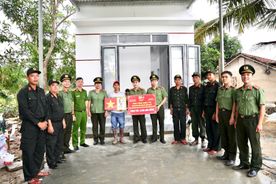 Trao tặng công trình thanh niên giúp người dân khắc phục hậu quả sau mưa lũ