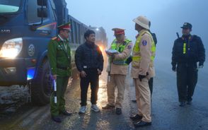 Cảnh sát giao thông Lào Cai tuyên truyền an toàn trên tuyến đường mù sương Sa Pa