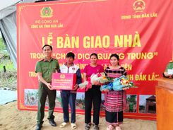 Công an tỉnh Đắk Lắk  bàn giao căn nhà đầu tiên trong "Chiến dịch Quang Trung"