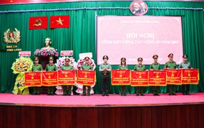 Thứ trưởng Lê Văn Tuyến dự, chỉ đạo hội nghị tổng kết Công an tỉnh Vĩnh Long năm 2025