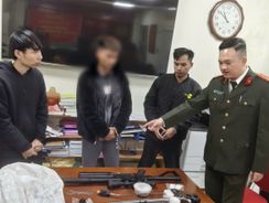 Hà Nội: Bắt giữ nhóm đối tượng mua bán súng trên mạng xã hội
