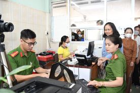Công an Vĩnh Long tiếp nhận cấp Căn cước, định danh điện tử xuyên Tết Dương lịch năm 2026