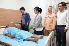 Lãnh đạo Công an tỉnh Phú Thọ thăm hỏi, động viên cán bộ Cảnh sát giao thông bị thương khi làm nhiệm vụ