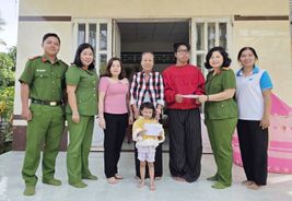 Vĩnh Long: Công an xã nhận đỡ đầu hai trẻ mồ côi có hoàn cảnh khó khăn