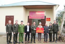 Công an tỉnh Hà Tĩnh bàn giao nhà trong khuôn khổ “Chiến dịch Quang Trung” xây tặng hộ dân bị thiệt hại do bão lũ