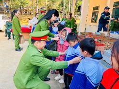 Lan tỏa chương trình tình nguyện “Ấm áp biên cương” nơi vùng biên 