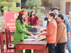 Sôi nổi chương trình “Nhân dân giao nộp vũ khí, vật liệu nổ, công cụ hỗ trợ và pháo đổi lấy bình chữa cháy”