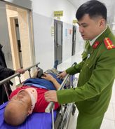 Quảng Ninh: Cán bộ Cảnh sát cơ động kịp thời hỗ trợ người dân bị tai nạn giao thông