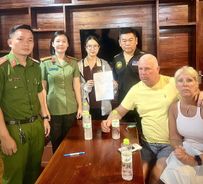 An Giang: Công an đặc khu Phú Quốc hỗ trợ 02 du khách người Anh nhận lại gần 300 triệu đồng do nhầm lẫn thanh toán