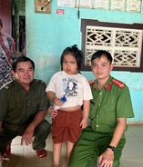 Lâm Đồng: Công an xã Hoài Đức xuyên đêm tìm kiếm hai cha con đi lạc và đưa về nhà an toàn