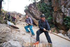 Thắp sáng niềm tin giữa đại ngàn