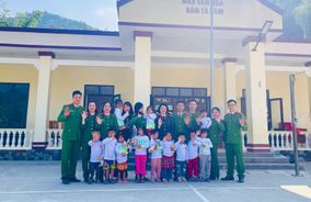 Thanh Hoá: Ấm áp chương trình “Áo ấm cho em” nơi bản giáp biên Tà Cóm