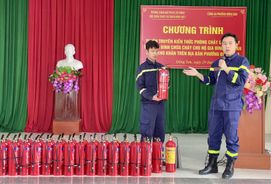 Thanh Hoá: Tuyên truyền pháp luật và tặng bình chữa cháy cho hộ gia đình khó khăn tại phường Đông Sơn